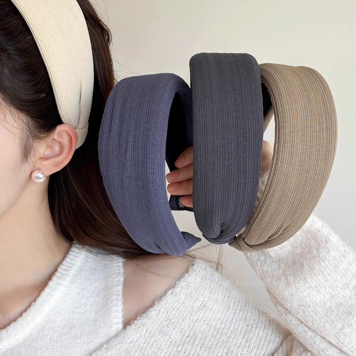 A new style of Korean-style wide-brimmed hair band for women, with a high head pressure, exudes a sense of sophistication and is a versatile hair accessory for going out Application Scenario