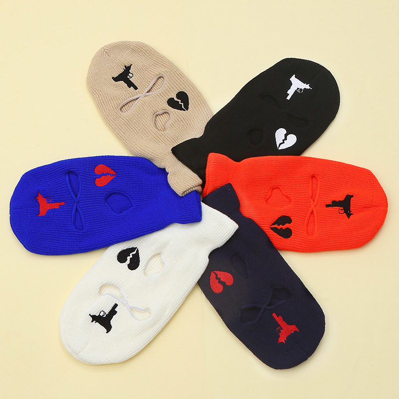 The 2022 new three-hole knitted cap, heart-shaped gun cap, men's and women's warm woolen ear-protecting cycling cap is available in multiple colors