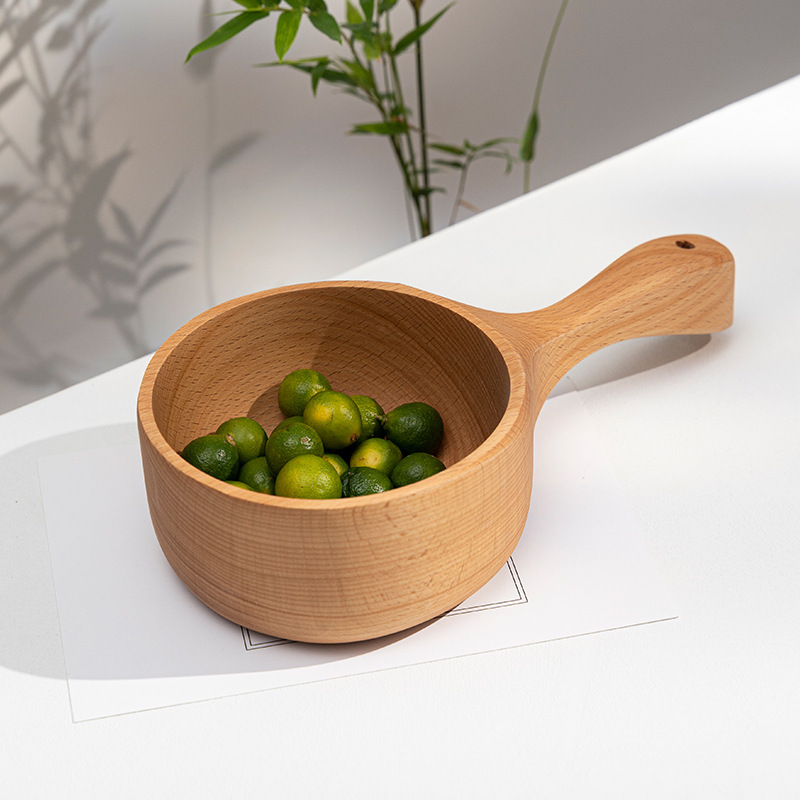 The popular food live-streamer uses a large wooden spoon to scoop noodles and soup. The household Japanese-style beech wood noodle-eating creative large thickened wooden spoon