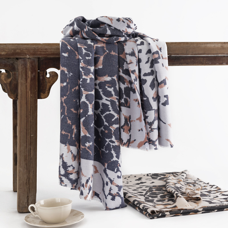 Leopard Print Scarf Women's New Winter Europe And The United States Fashion Commute Neck Protective Cold Collar Light Luxury Wind Warm Shawl details Picture