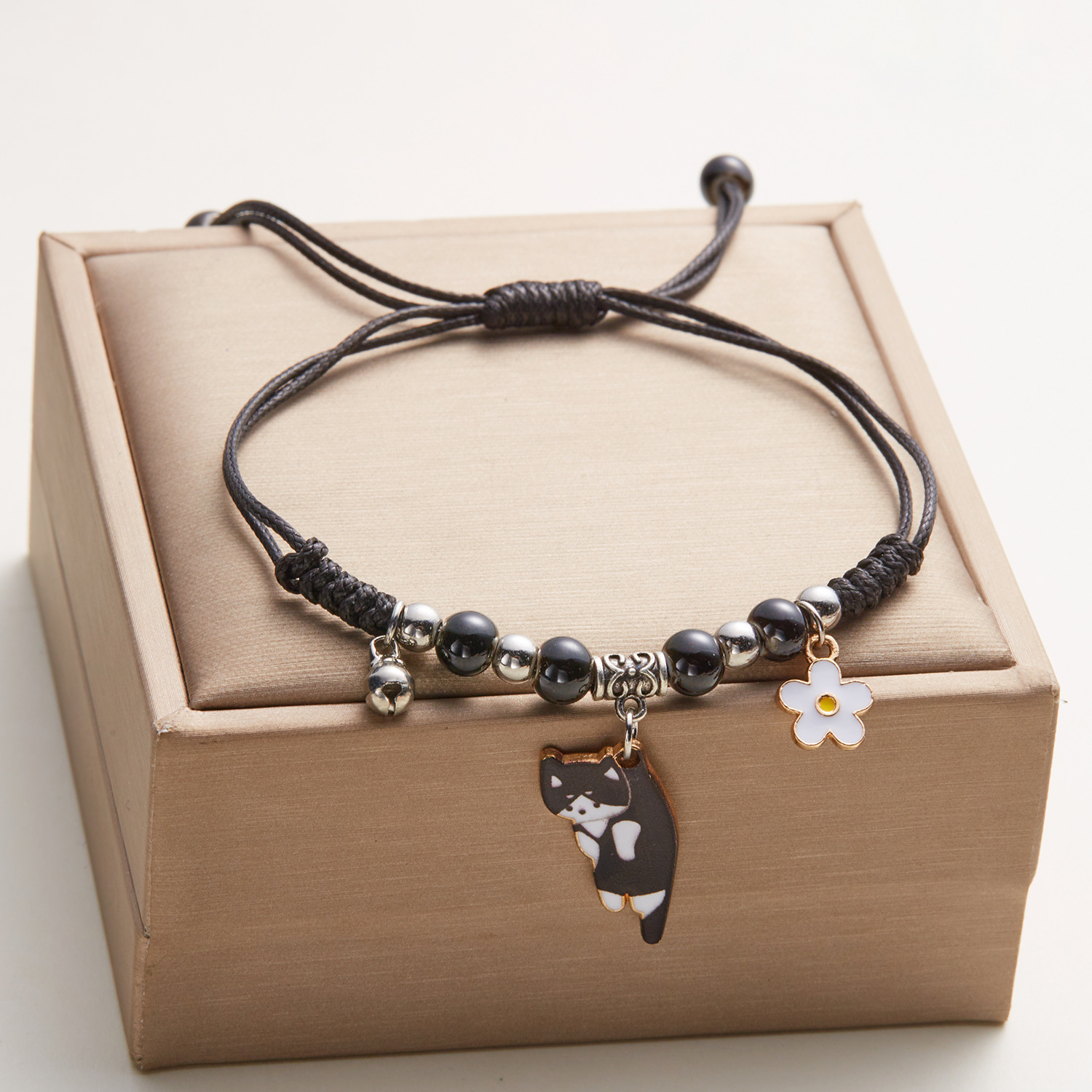A new and unique cartoon cat bracelet from Japan and South Korea, with a simple and elegant design. It is a woven bracelet featuring a little cat pendant pic 16