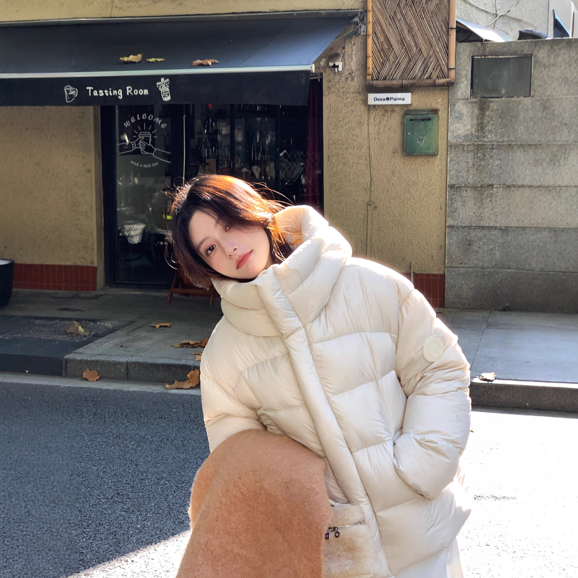 Down jacket for women's winter 2025 new style, petite and super good-looking, short bread jacket, cream puff, warm and thick coat details Picture