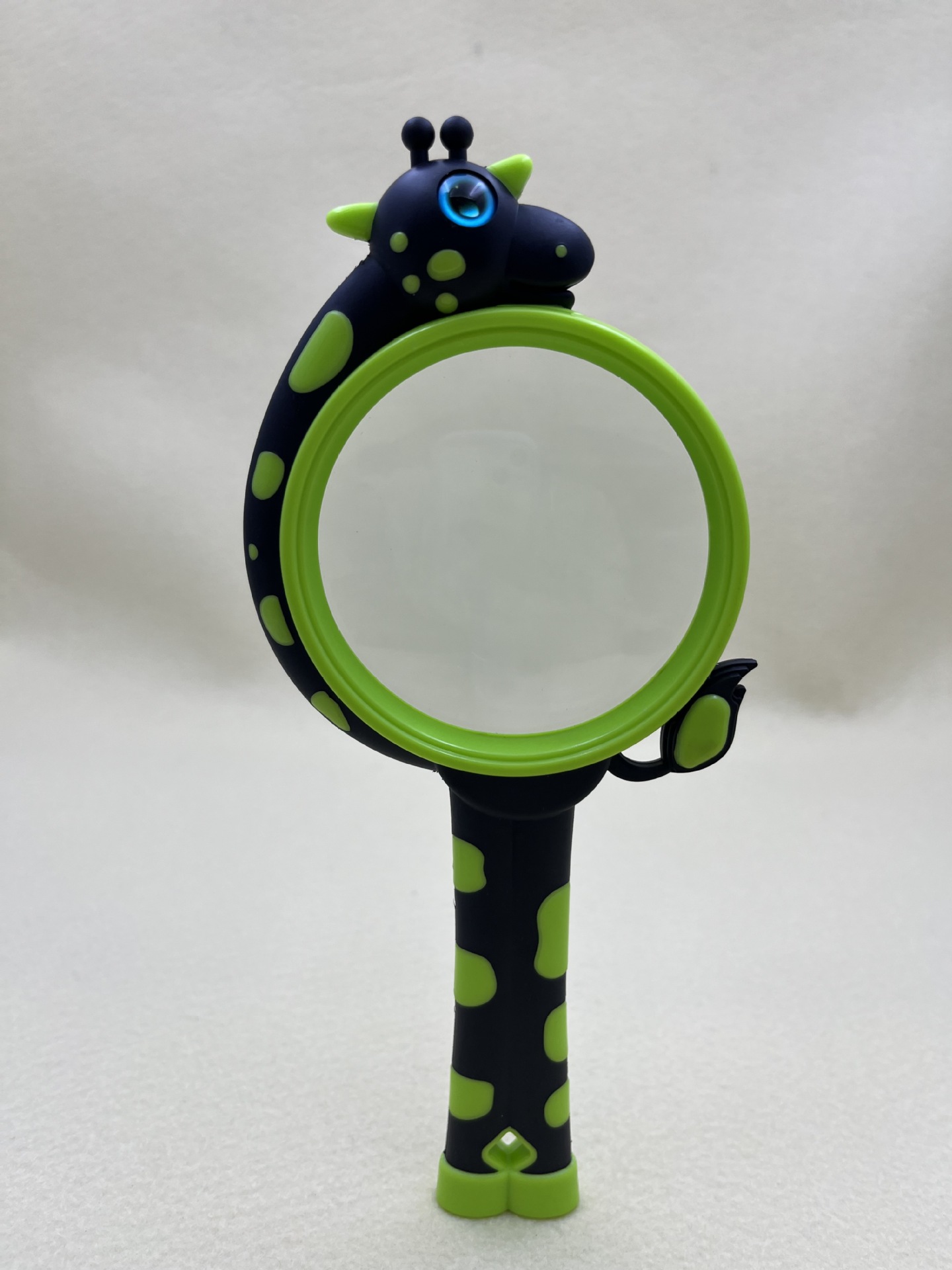 Children's cartoon magnifying glass in the shape of a giraffe, a small experimental tool for kindergartens and primary schools, a great toy for outdoor exploration details Picture