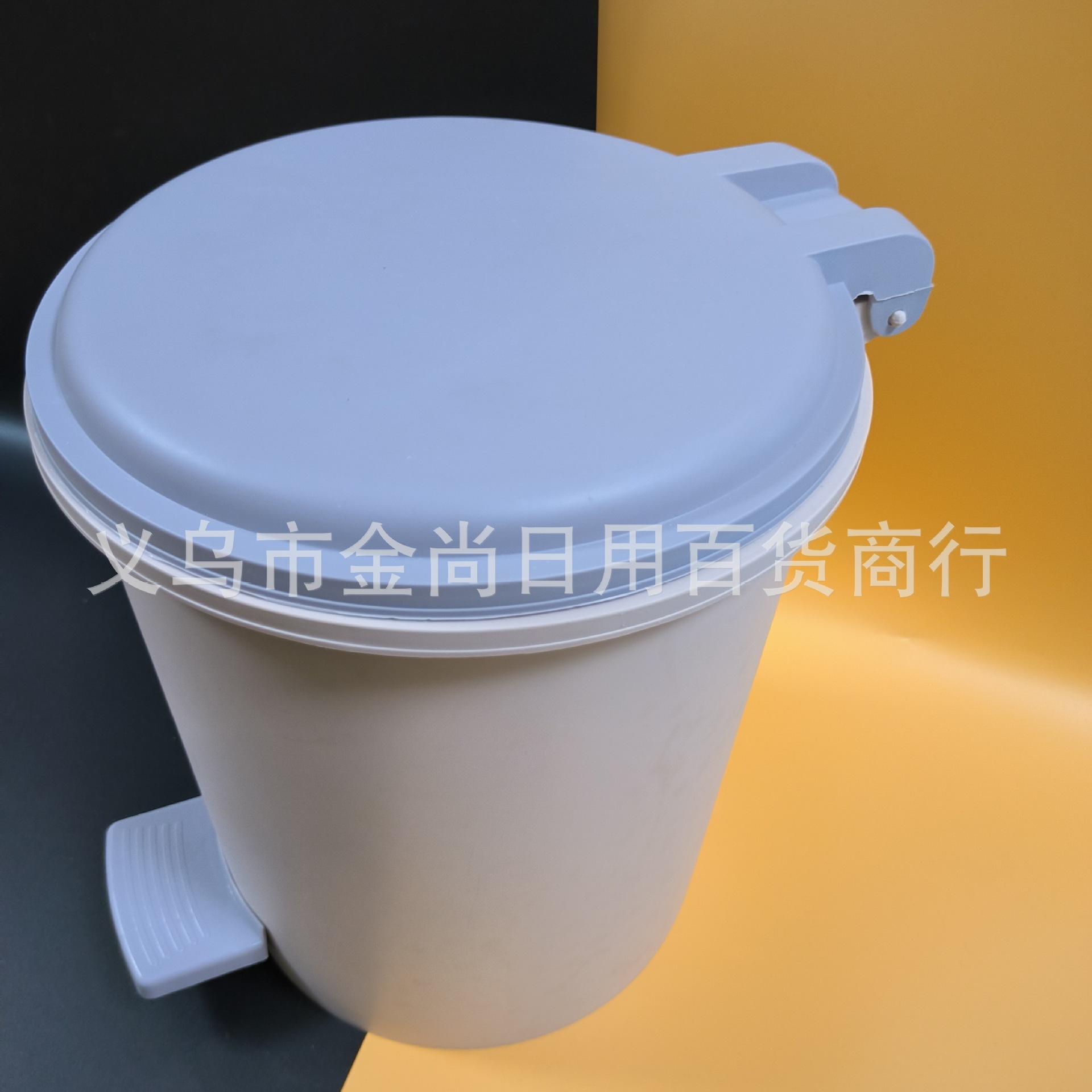 Round plastic trash can, simple pedal trash can, household large-capacity pedal garbage bin with lid Application Scenario