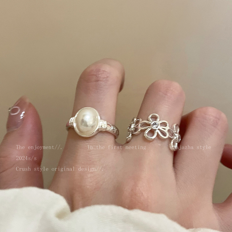 Kimoj's New Pearl Flower Opening Ring For Women Exudes An Exaggerated Sense Of Light Luxury And High-End. It's A Cold And Niche Design Ring For Best Friends' Index Fingers Application Scenario
