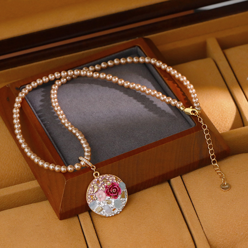 Hyacinth's new Chinese-style universal pendant pearl necklace features a niche design with flowers and a high-end feel. It's a bestseller on Douyin Application Scenario