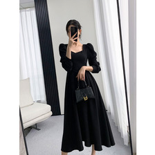 高级感黑色连衣裙女秋装新款长袖法式复古赫本风方领小黑裙