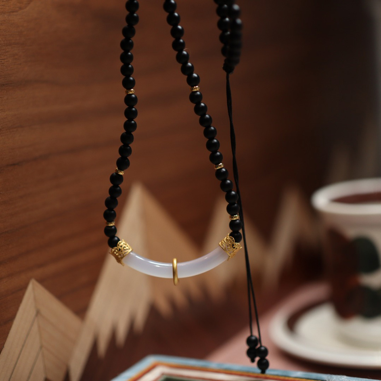 Frosted black agate necklace, silver-plated white chalcedony necklace, women's autumn and winter sweater chain design, light luxury and niche necklace details Picture