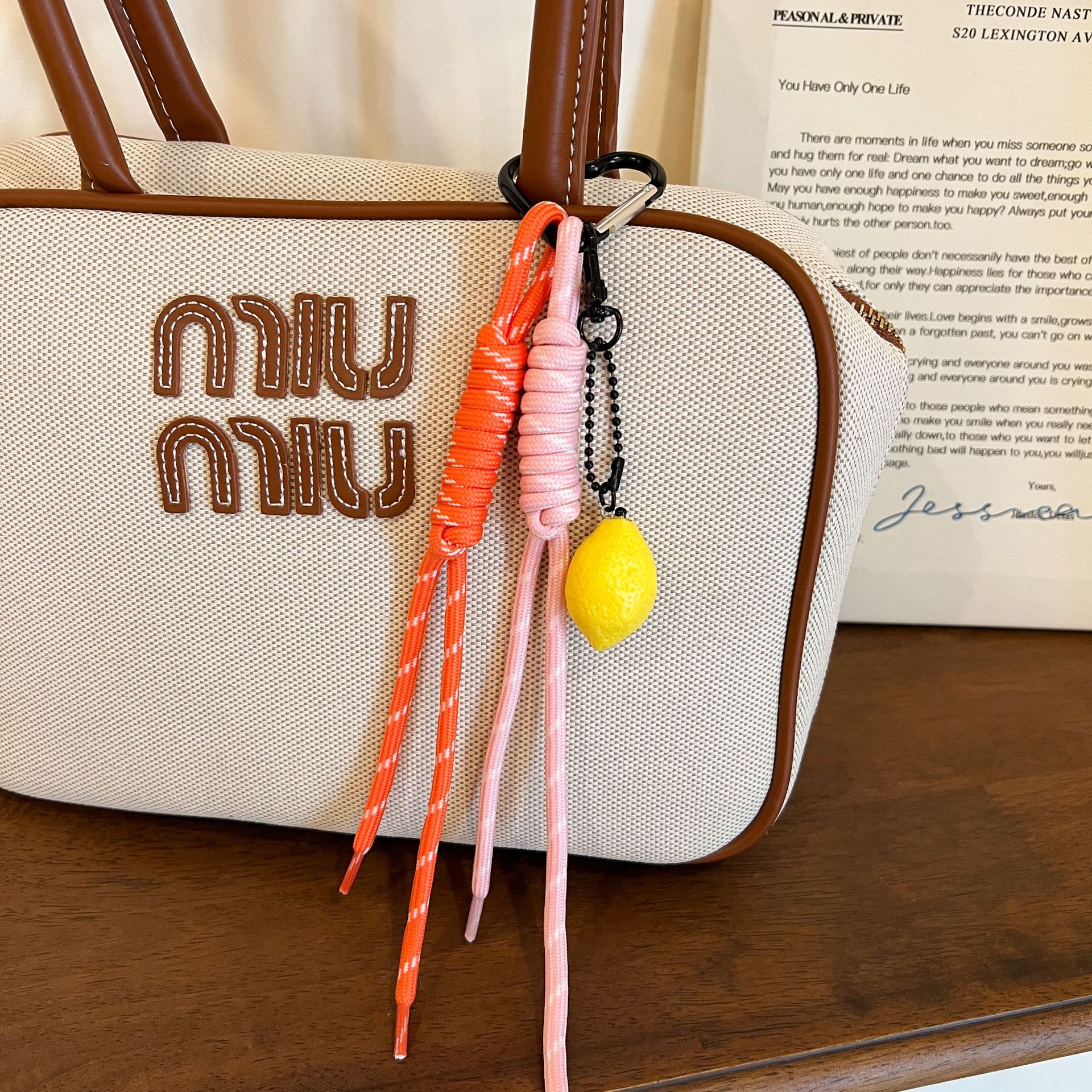 The imitation lemon miu series keychain is a popular color knotted rope pendant accessory
