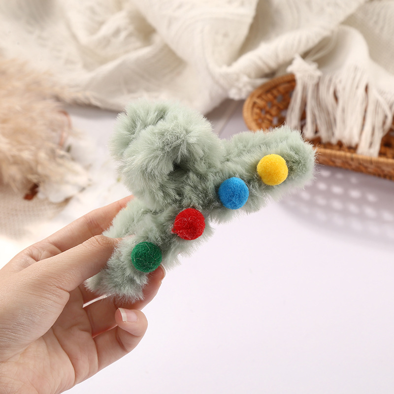 Korean soft and glutinous shark clips for autumn and winter, large pom-pom hair clips, back of the head hair clips, and women's headwear wholesale Specification image