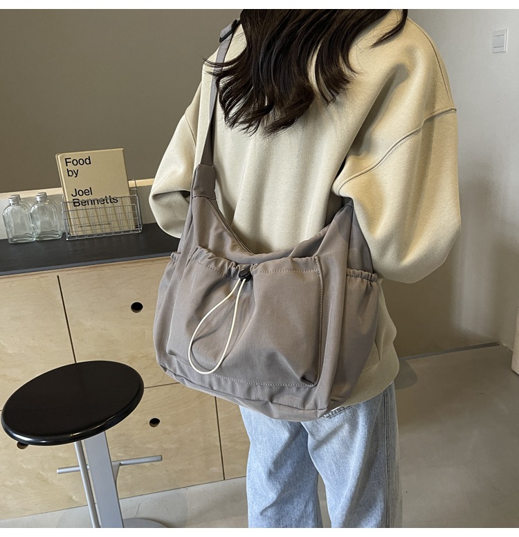 韩版时尚尼龙斜挎包2024新款休闲百搭褶皱单肩包大容量纯色帆布包详情6