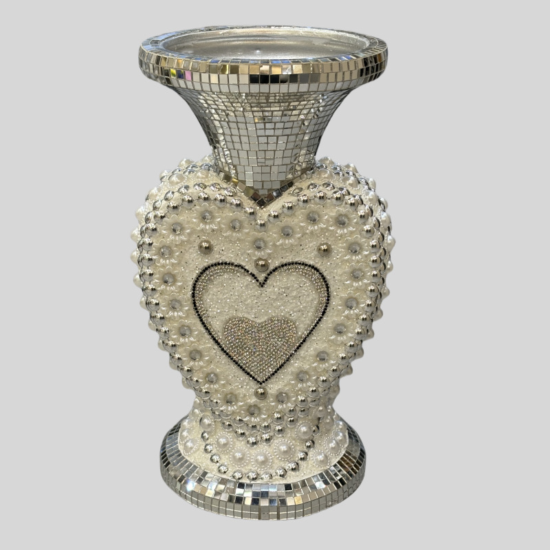 The diamond-encrusted vase is a high-end decorative item with high practicality and appreciation value Specification image