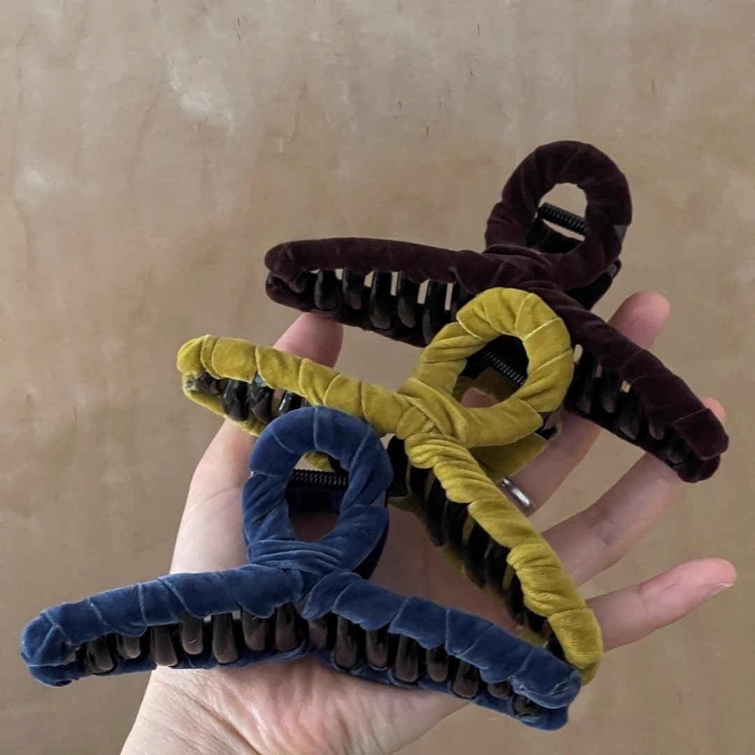 Autumn and winter velvet wrap, women's 2025 new style, high-end shark clip, large hair clip, back clip hair accessory Autumn and winter velvet wrap, women's 2025 new style, high-end shark clip, large hair clip, back clip hair accessory