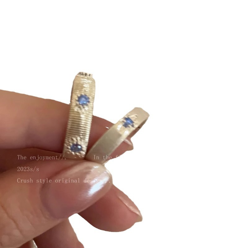 A sea blue cross brushed zircon ring, a niche design for women, is a couple's index finger ring with a simple and elegant style on Instagram Item Picture