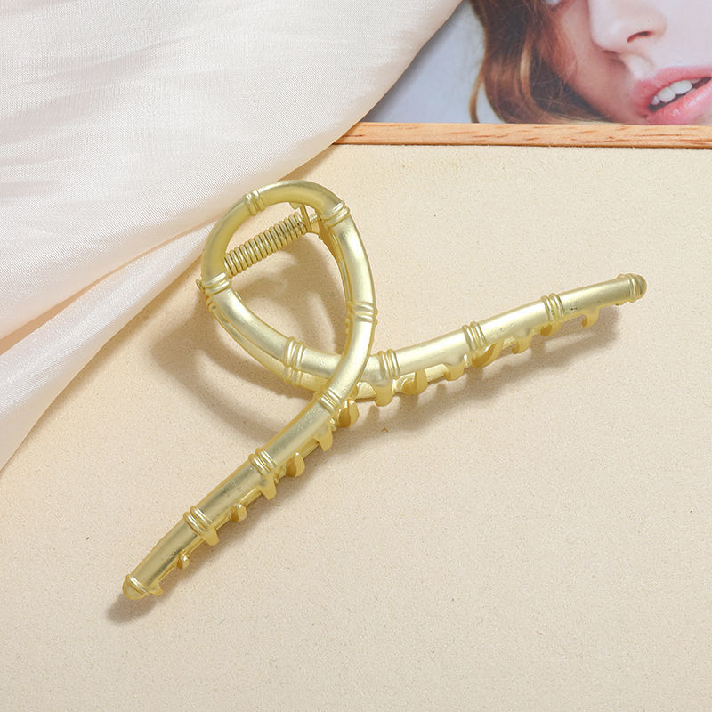 Pearl Metal Grab Clip Internet Celebrity New Matte Gold Headdress Back Head Clip Hair Clip Sweet Cross Shark Clip Rabbit Application Scenario