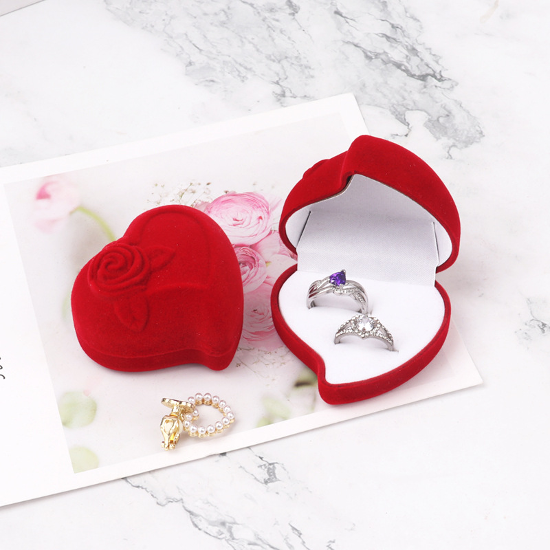 High-end heart-shaped velvet wedding proposal jewelry and rings, flocked boxes, creative rose-shaped jewelry and stud boxes for weddings Application Scenario