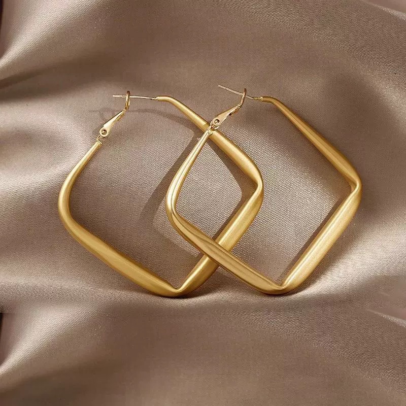 Retro geometric metal earrings for women, 2024 new trendy stud earrings, with a niche feel and a simple golden style Application Scenario