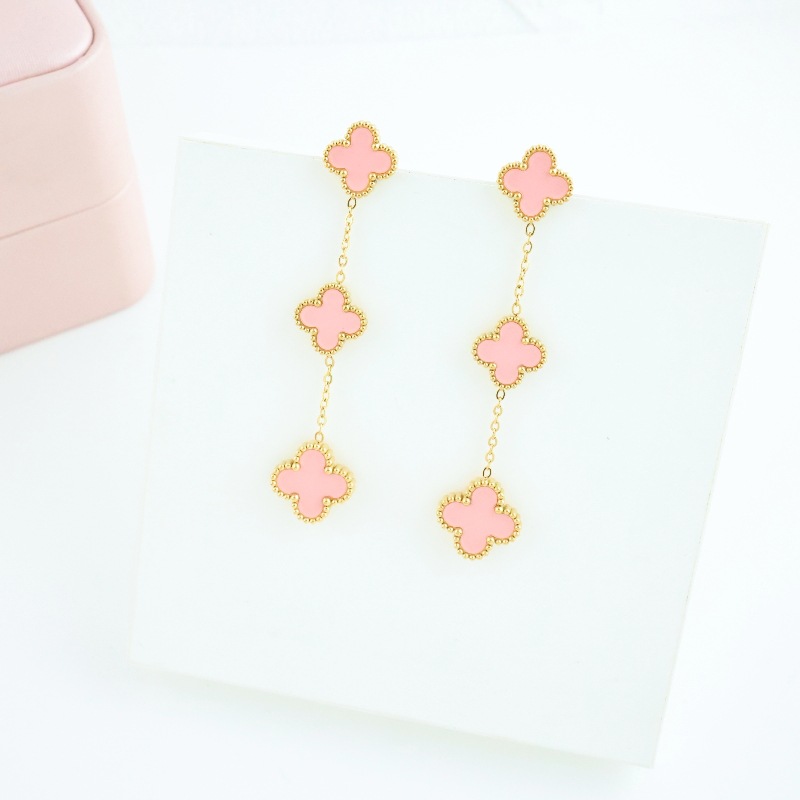 Moda encanto diseñador estilo de cuatro hojas pendientes largos titanio acero chapado 18K oro de alta calidad sentido transfronterizo auricular Application Scenario
