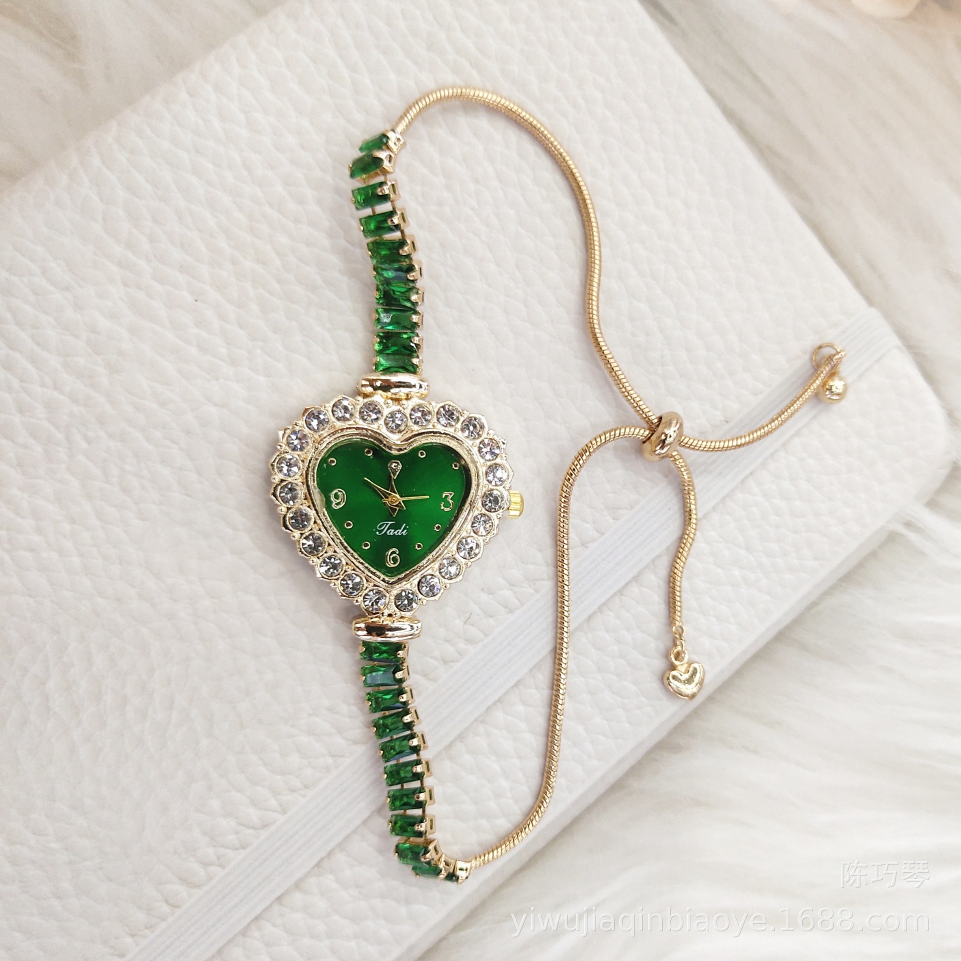 Ladies' pull-out bracelet watch, cross-border heart-shaped Korean version fashionable diamond-encrusted digital watch accessory details Picture