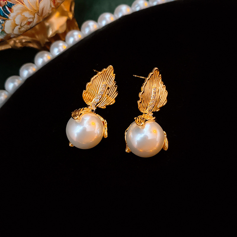 Pearl earrings with a high-end feel, real gold electroplated silver needle, French retro court style earrings, versatile earrings wholesale Application Scenario