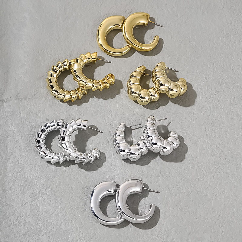 New cross-border European and American fashion, light luxury, niche design, irregular earrings, electroplated texture women's earrings Application Scenario