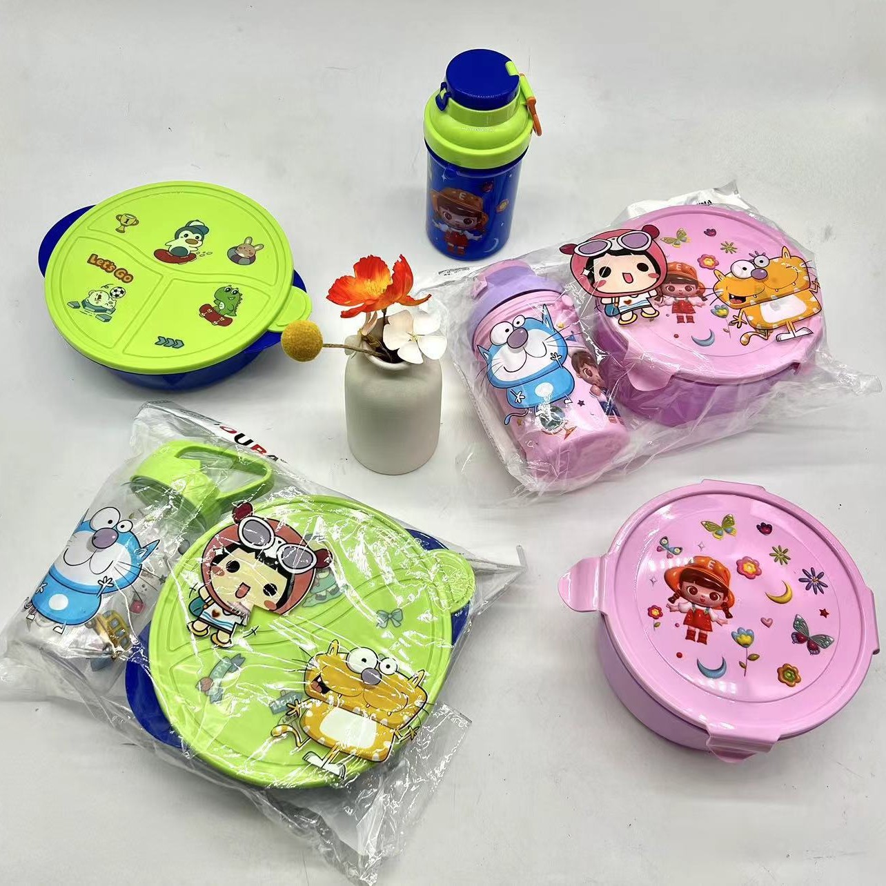 A set of two-piece children's lunch boxes featuring exquisite colorful plastic lunch boxes and plastic cups Application Scenario