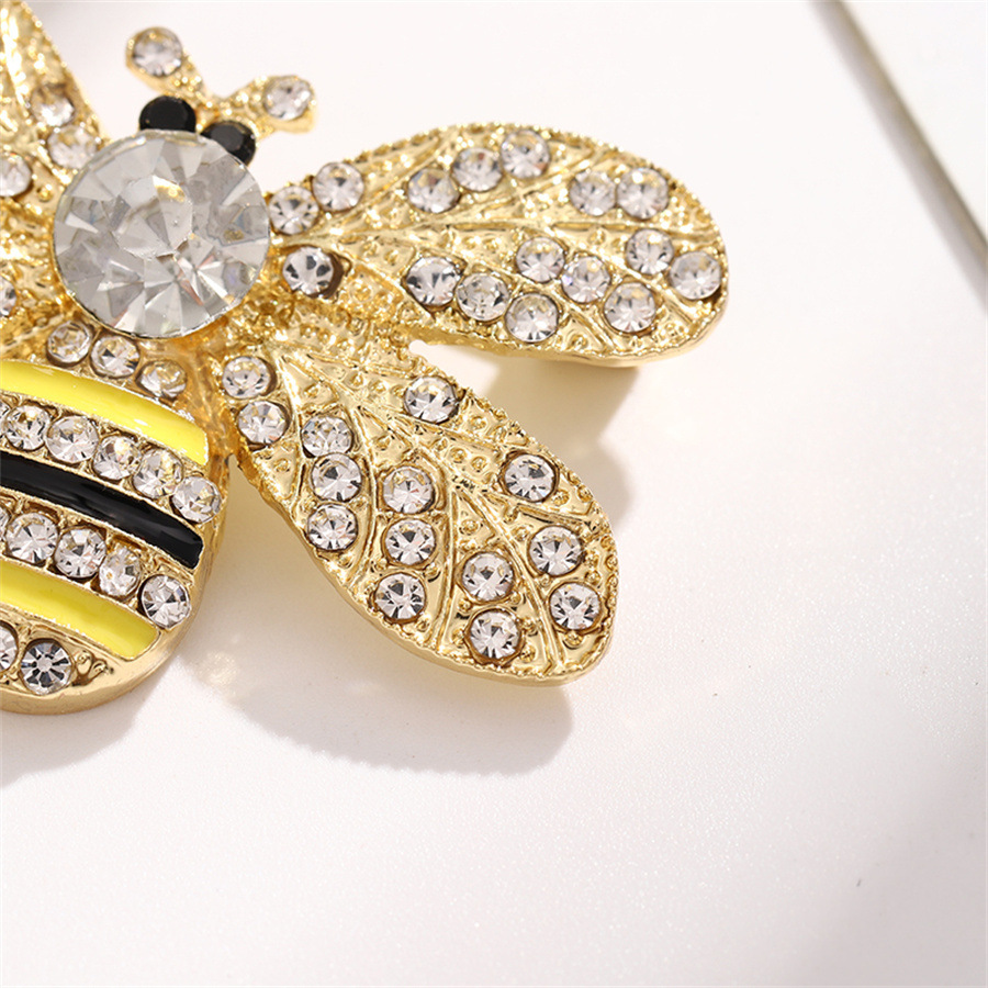 Small Fragrance New Cute Diamond Bee Brooch Insect Pin Autumn/Winter Sweater Suit Coat Accessories Accessories Application Scenario