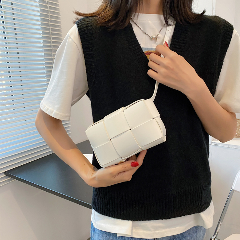 2022 New Bag Women Mini Women's Fanny Pack Niche Braided Bag Ins Shoulder Bag Fashion Cross-Body Bag Application Scenario