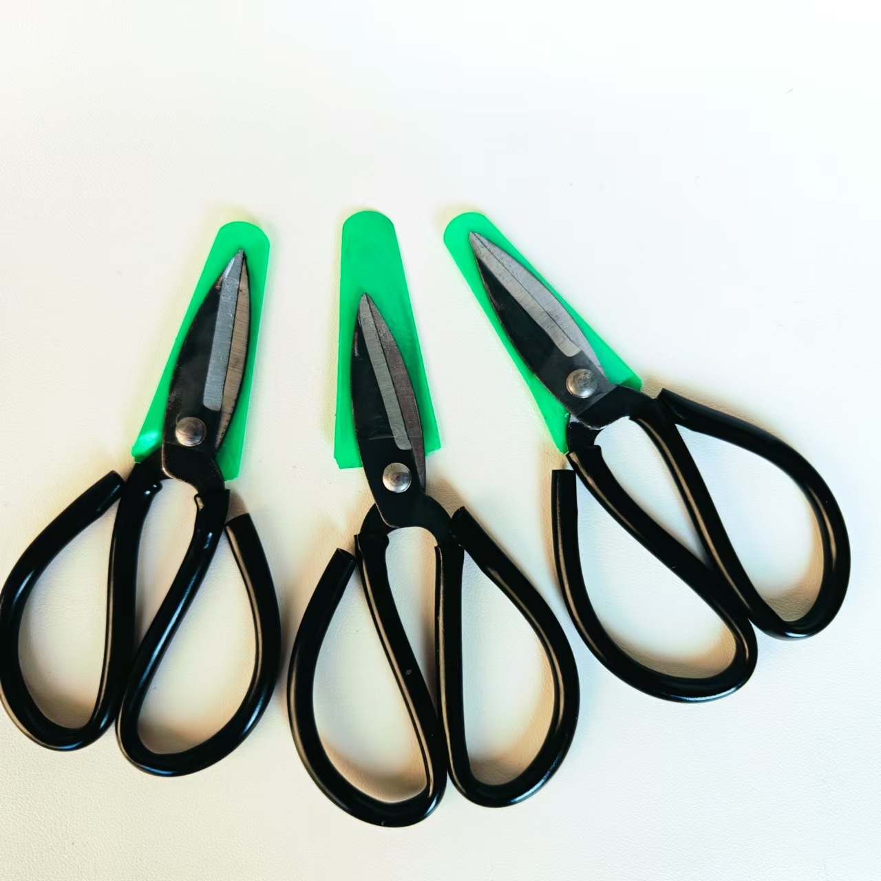 【 Zone 2-8 】 No. 3 Big Head Scissors 100 yuan per box 400 yuan per piece. No. 3 Big Head scissors, domestic fish head scissors, black leather No. 3 Big Head scissors, household black scissors, 2 yuan wholesale supply Application Scenario