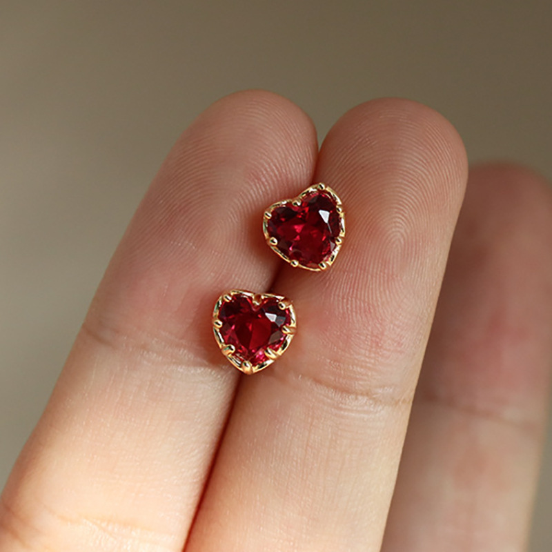 A new trend of light luxury and fashionable French heart-shaped zircon earrings for women on Instagram, with a sweet and elegant personality and a heart shape