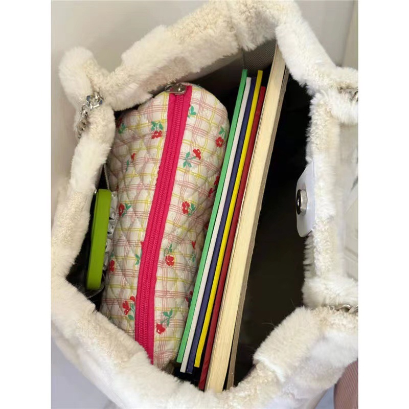 The Maillard large-capacity tote bag for autumn and winter, 2024 new model, is a fashionable school commuting bag and a shoulder bag Application Scenario