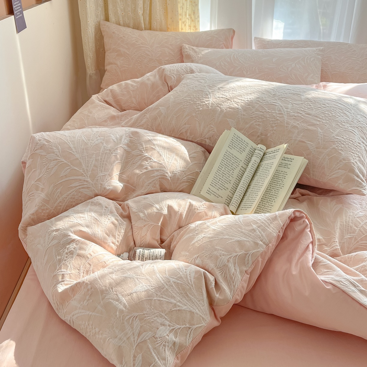 Double-layer yarn bed four-piece set, 100% pure cotton jacquard pink duvet cover, bed sheet, light luxury and simple bedding, bed hat Application Scenario