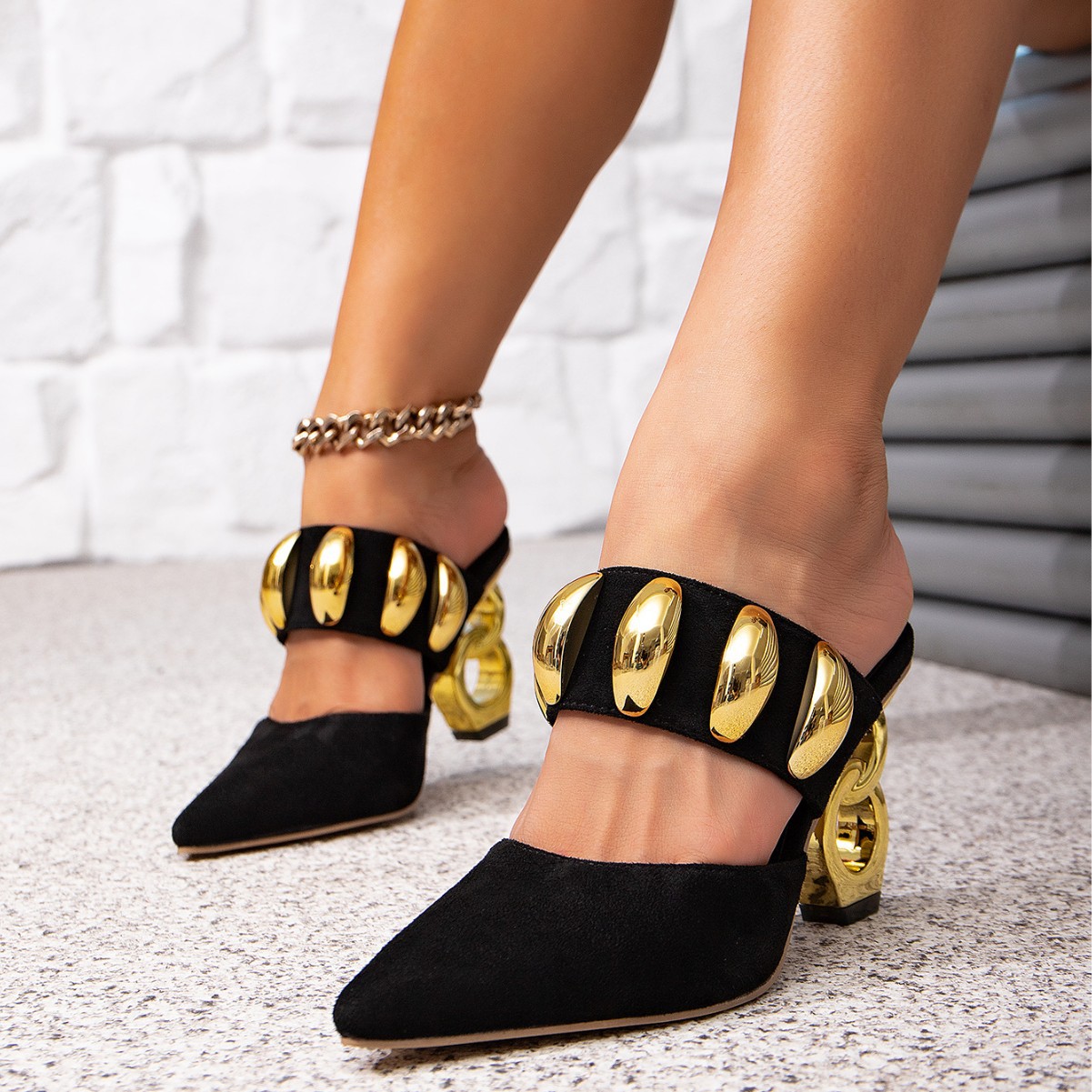 Amazon black high-heeled sandals, irregular-shaped high-heeled with golden buckle, party fashion, spacious, comfortable and simple sandals for women details Picture