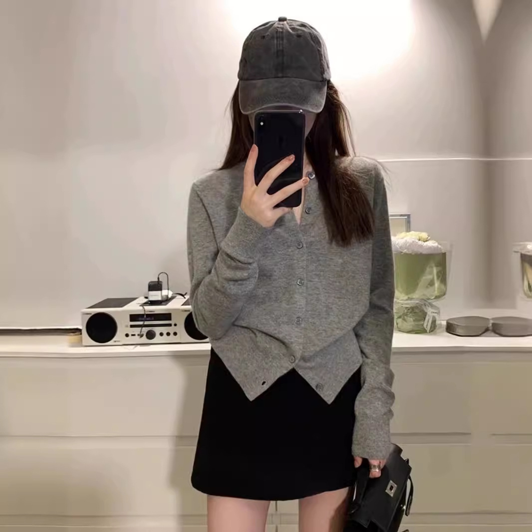 Grey knitted cardigan, women's air-conditioned shirt, Chanel-style spring and autumn top, short and loose, early autumn 2024 sweater, light jacket