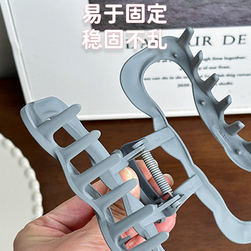 High-end square grab clip, medium-sized washbasin clip, versatile and simple updo, shark clip, hairpin, women's hair accessory factory direct sales Application Scenario