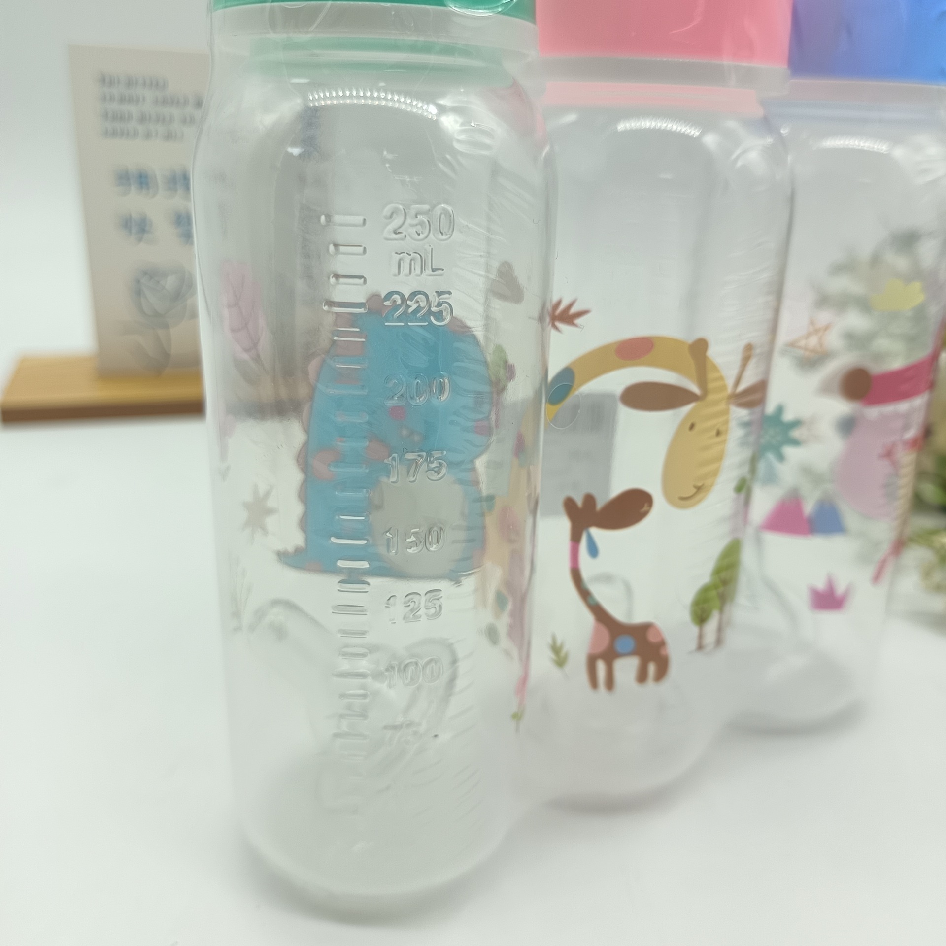 A set of three of the best-selling baby bottles made of pp material with cute and fun patterns for wholesale trade, including silicone pacifiers and cups Specification drawing