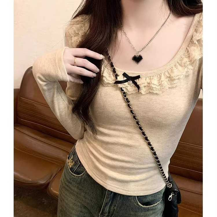 A high-end U-neck T-shirt with a sexy collarbone base. It's a lace combination that accentuates the waist and slimming the figure. Pair it with an inner layer Specification image