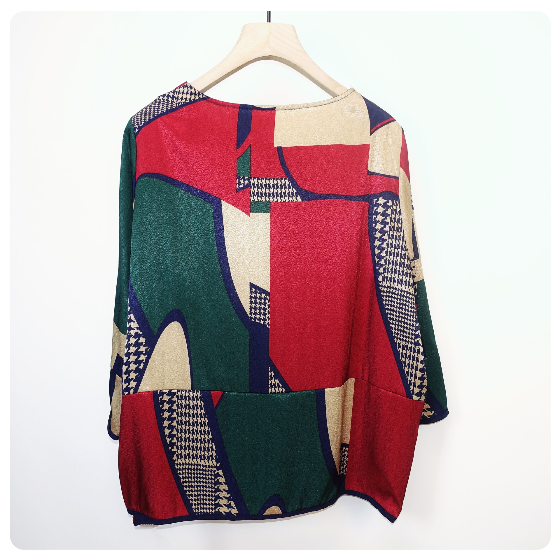 Plus-size women's wear, mom's spring and summer base layer shirt, noble, loose, slimming and stylish shirt for women details Picture