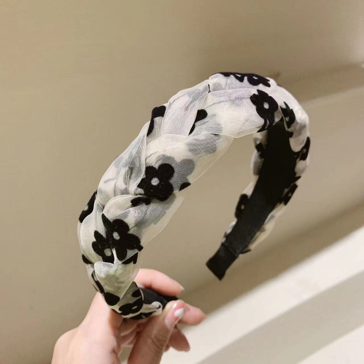 Antideslizante con dientes trenzas hoop de cabello mujeres verano premium presión de cabello versátil para salir retro francés pinza hoop de cabeza Application Scenario