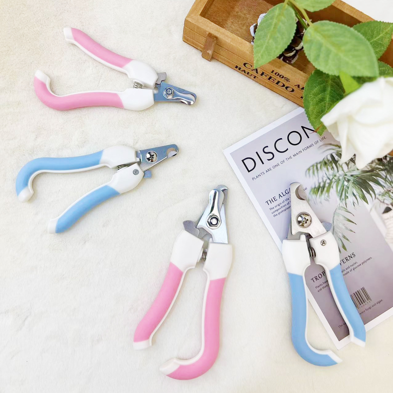 Wholesale of pet supplies, including dog cleaning nail clippers, manicure nail clippers, cat grooming and cleaning nail clippers details Picture