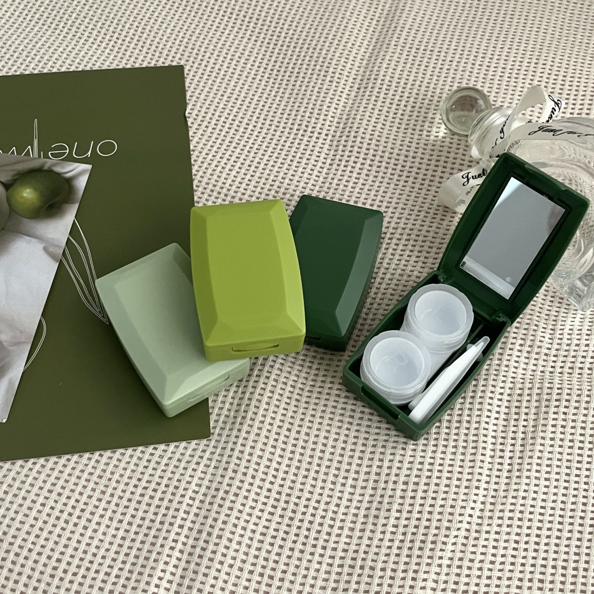 Green forest-themed compact contact lens case with mirror, simple and portable beauty contact box, companion care box B111 Application Scenario