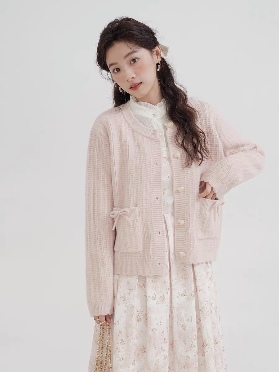 This autumn and winter white, soft and laid-back style knitted thickened American top and loose, retro mink pullover sweater are trendy for women Application Scenario