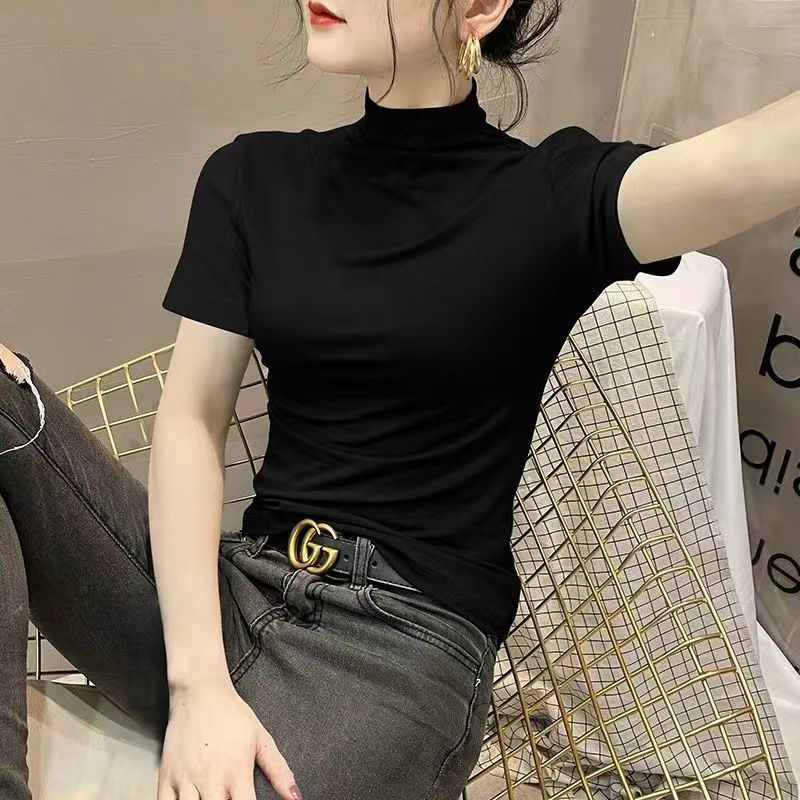 A semi-high-neck short-sleeved base layer shirt for women, a versatile T-shirt for spring and summer, with a stylish and slimming look. It is a tight-fitting black top with half sleeves and a vest