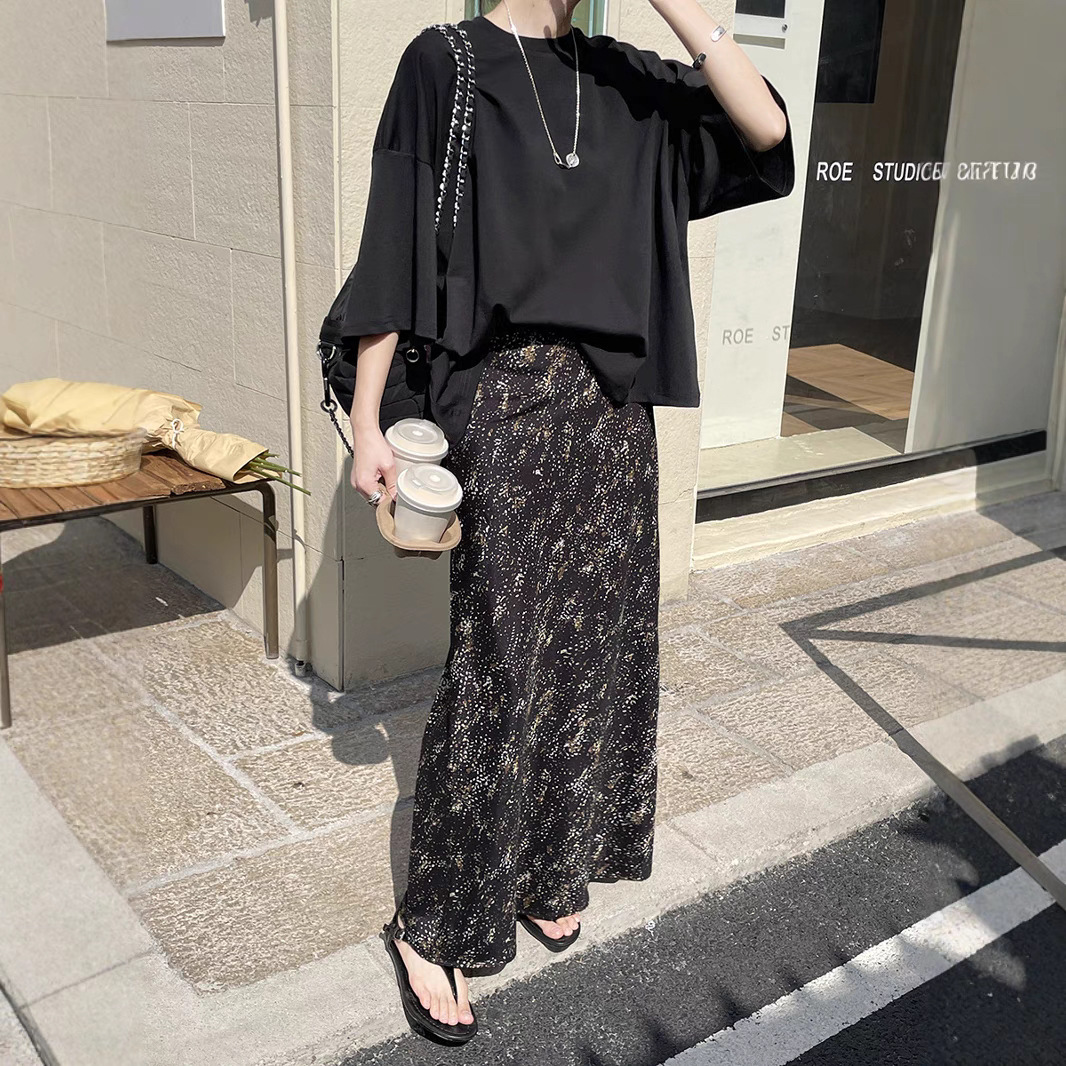 Early spring new release: 2025 Thirteen Lines, laid-back and casual, with a loose and relaxed style, off-the-shoulder wide-sleeved short-sleeved T-shirt for women details Picture