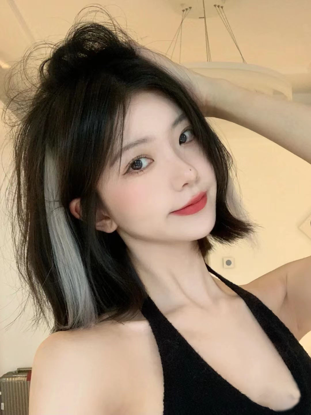 Colorful ear-hanging dyed hair extensions, invisible and seamless one-piece clips, ins short-haired women's fashion highlights dyed wig pieces