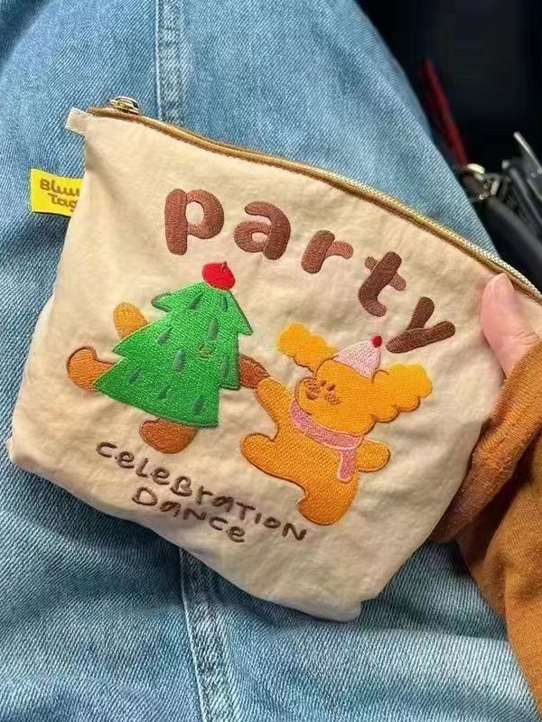 Cute illustration embroidery, eco-friendly cloth bag for storage, portable nylon makeup bag, large-capacity toiletries and makeup brushes, hand-held bag Application Scenario