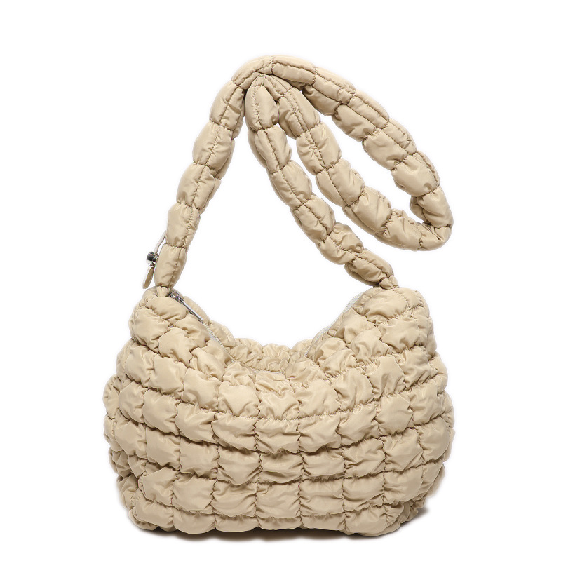 韩版新款单肩斜挎女包时尚饺子包大容量羽绒棉服腋下包褶皱云朵包白底实物图