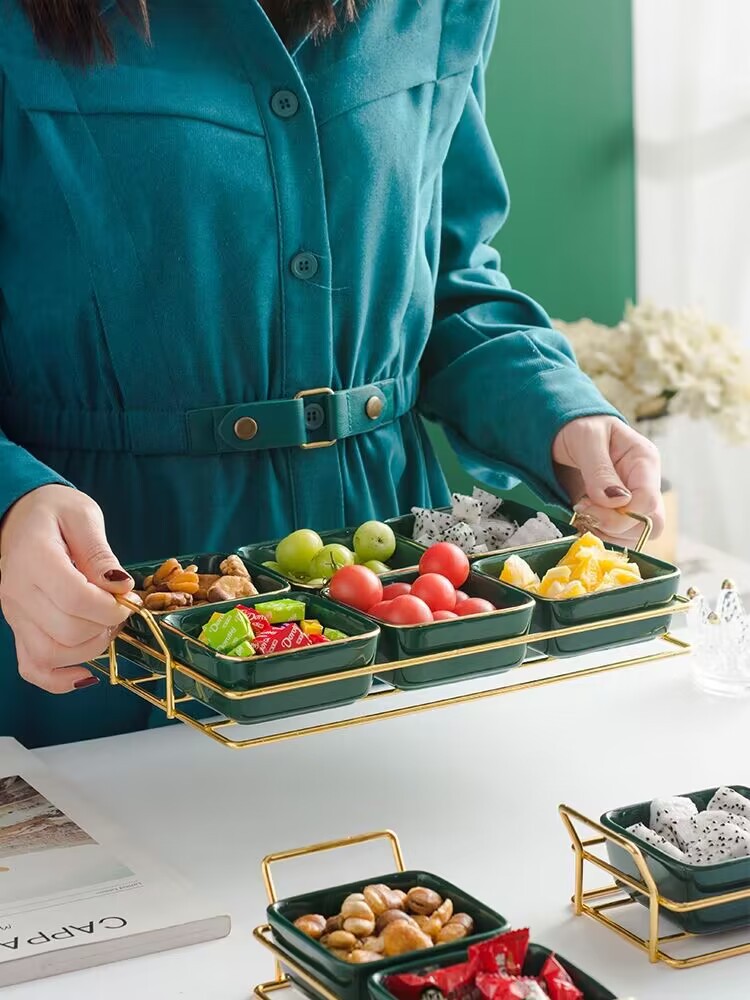 The internet-famous creative ceramic grid fruit plate is a commercial fruit, snack, tea and heart plate, specially designed for chess and card rooms and foot baths