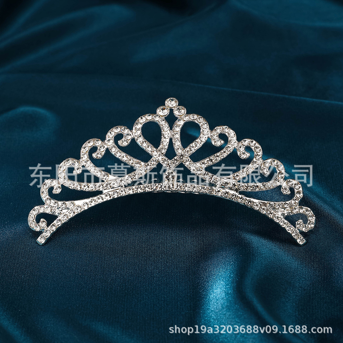 The bride's headwear and comb are niche wedding dress and dress accessories for women. They are versatile and high-end hair accessories with diamonds and flowers Application Scenario
