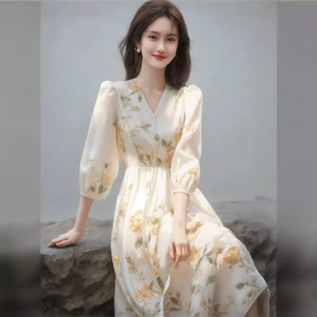 New Chinese-style high-end exquisite French style seaside vacation snowflake woven floral dress for women's summer mid-length dress Item Picture